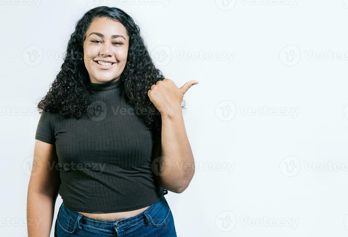 sorridente jovem mulher apontando lado com mão. alegre latim menina apontando a oferta isolado. feliz latim mulher apontando uma promo isolado foto