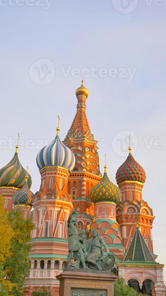 st. catedral do manjericão na praça vermelha de moscou kremlin, rússia foto