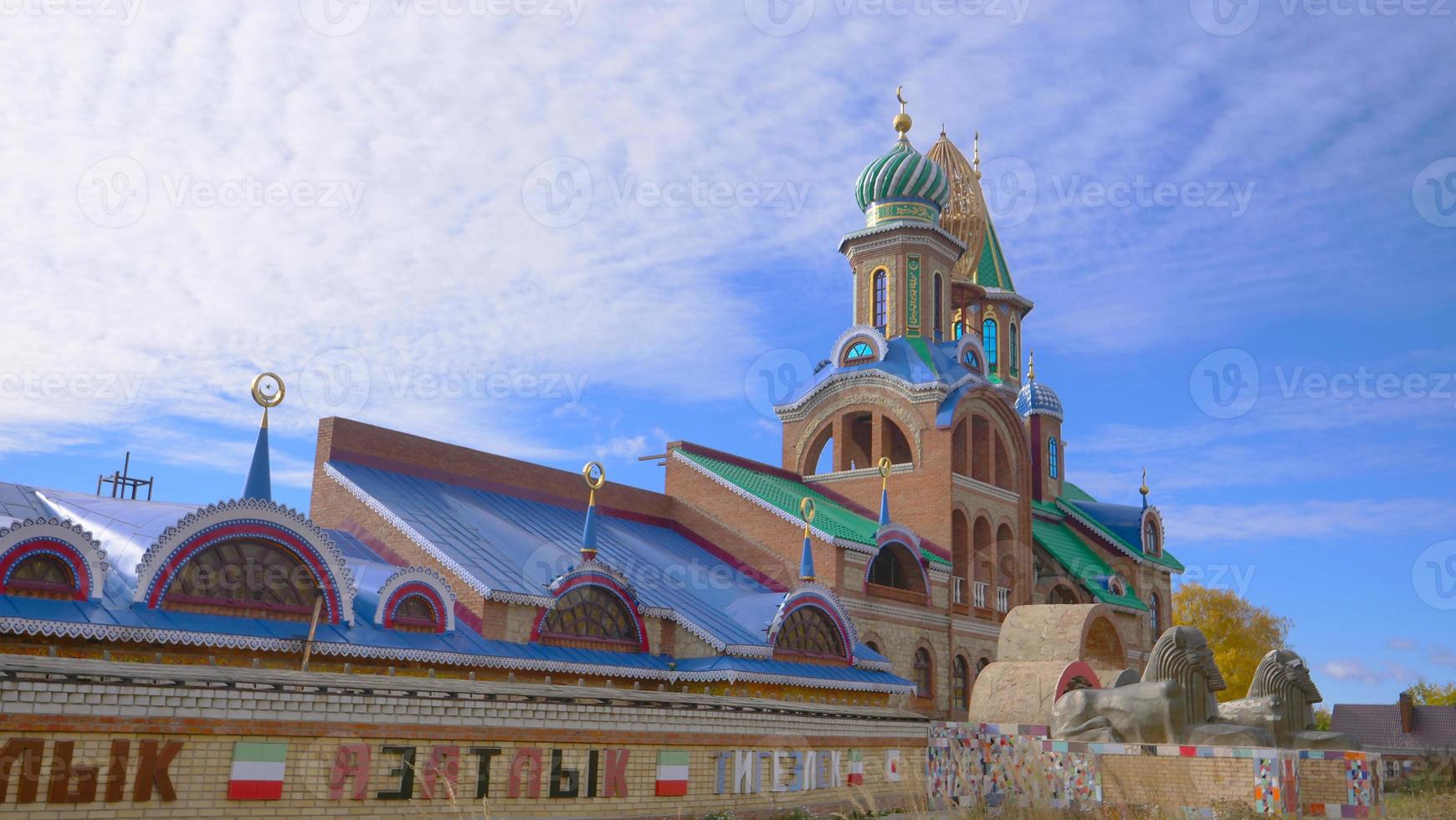 templo de todas as religiões e dia ensolarado de céu azul na Rússia de Kazan foto