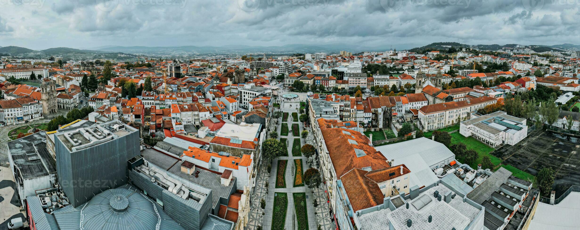 aéreo zangão panorâmico Visão do histórico cidade do braga dentro norte Portugal foto