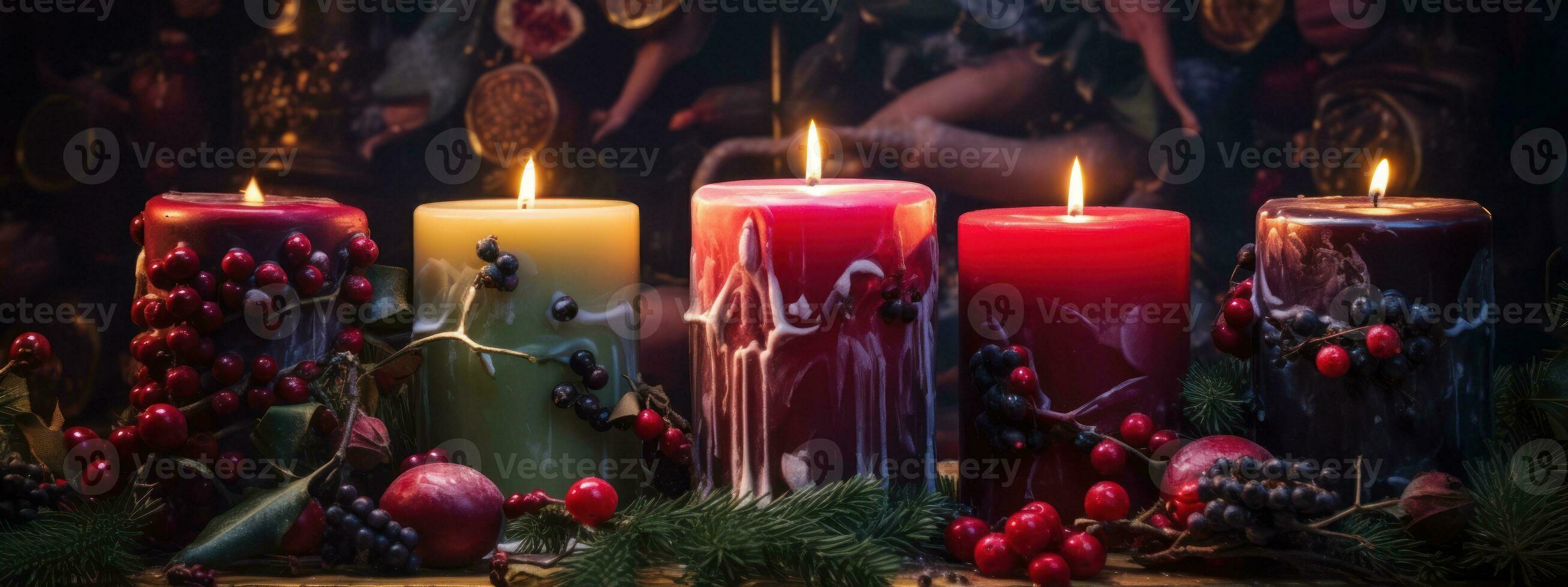 artesanal velas decorado com azevinho folhas, bagas e flocos de neve agrupado juntos com coordenando presente Tag e fitas. generativo ai foto