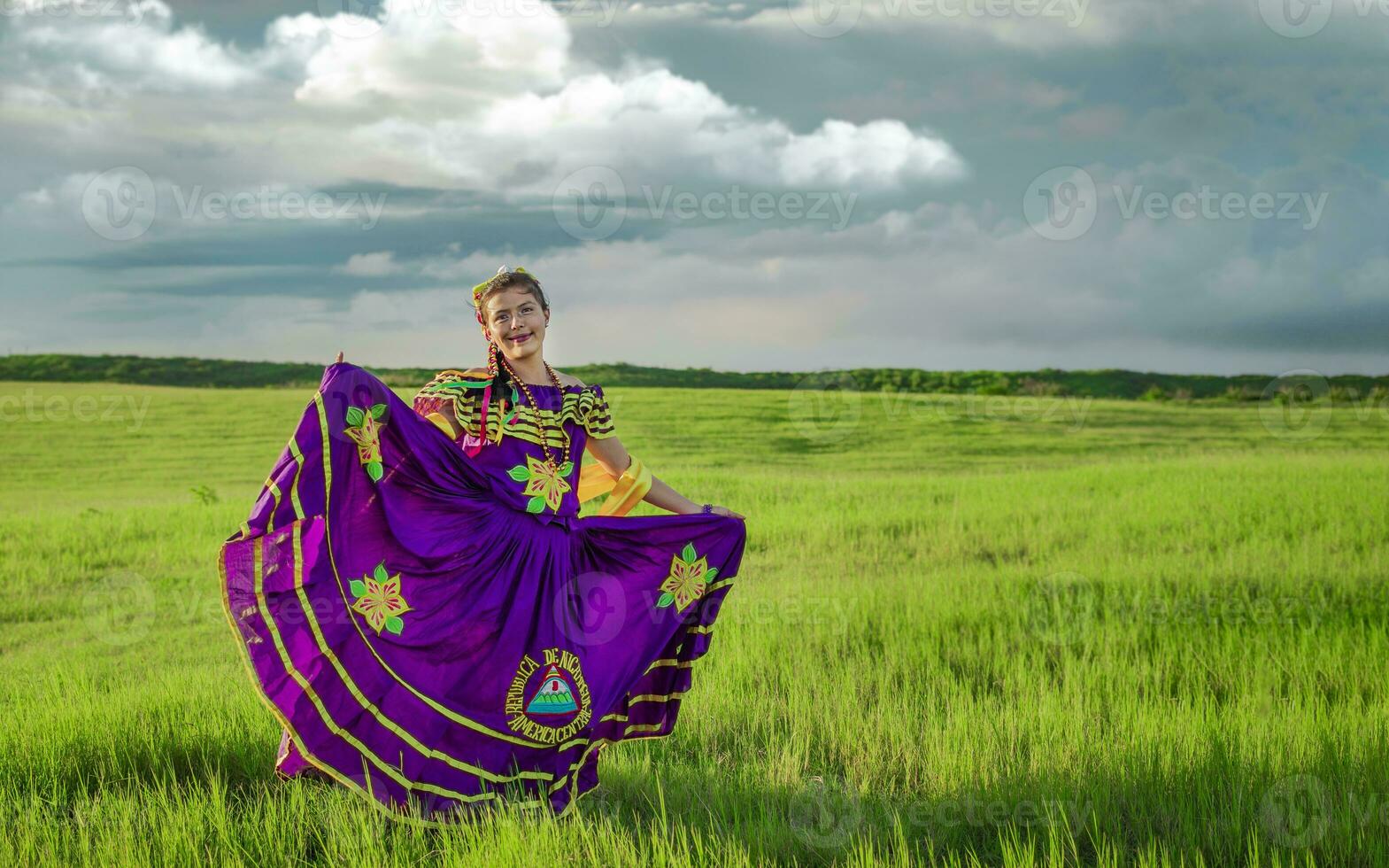 jovem nicaraguense mulher dentro tradicional folk traje dentro a campo, retrato do nicaraguense menina dentro tradicional folk traje dentro a campo foto