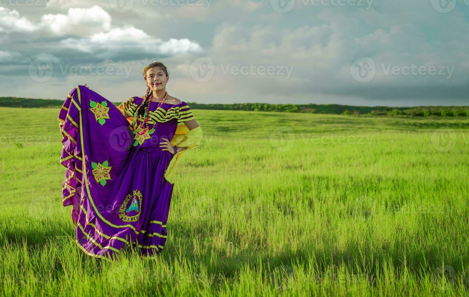 retrato do nicaraguense jovem mulher dentro tradicional folk traje dentro a campo, nicaraguense mulher dentro tradicional folk traje dentro a campo Relva foto