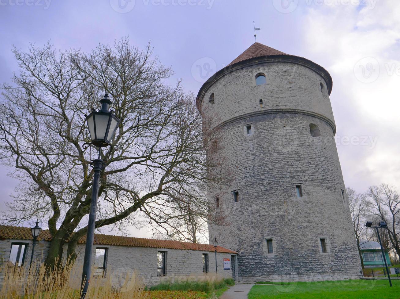 torre de artilharia de seis andares no centro histórico de tallinn, estônia foto