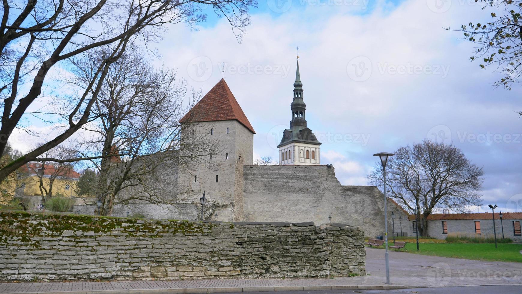 torre de artilharia de seis andares no centro histórico de tallinn, estônia foto