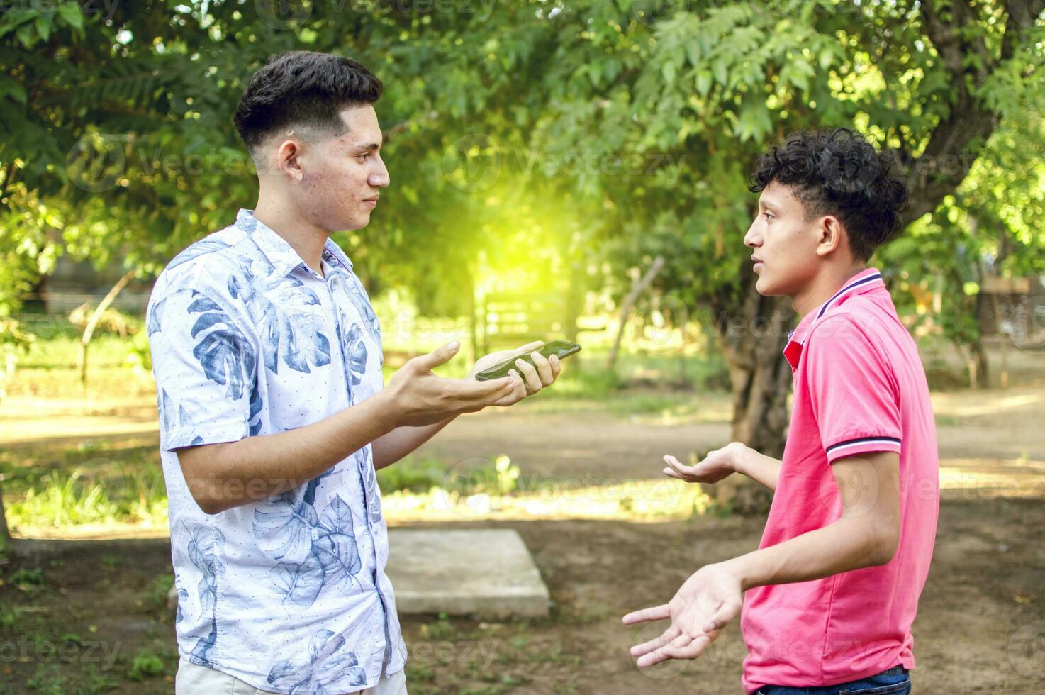 jovem homem conversando com jovem homem, dois pessoas discutindo com cópia de espaço foto