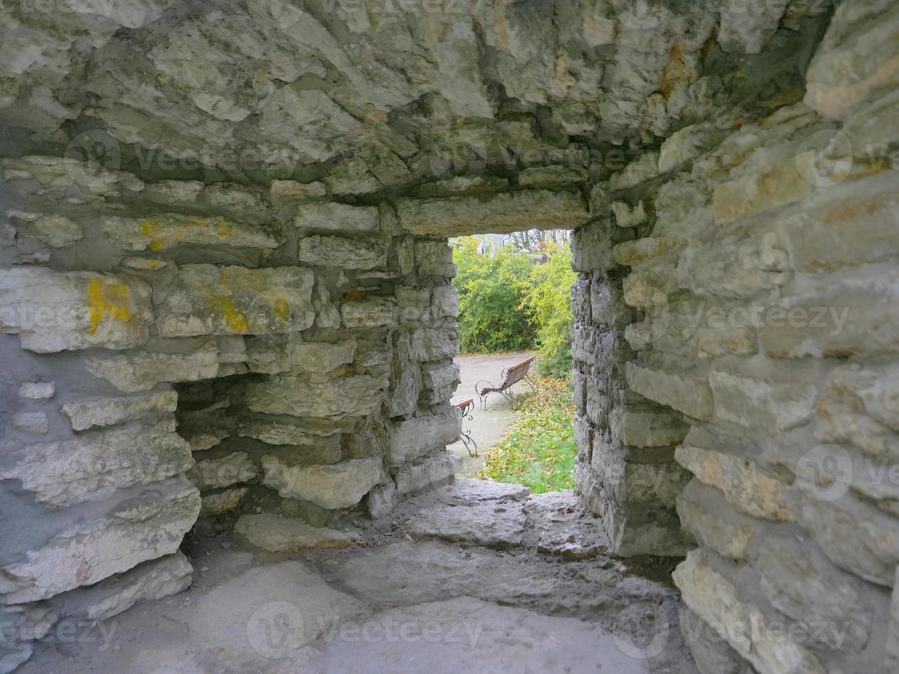 parede de tijolo de pedra centro histórico cidade velha de tallinn, estônia foto