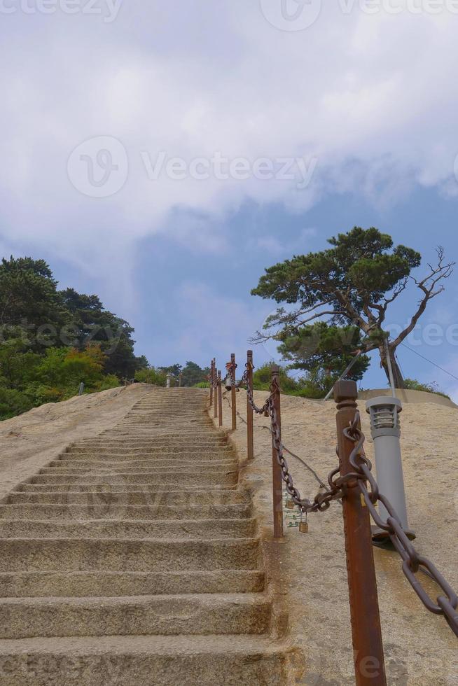 escada íngreme no sagrado monte taoísta de montanha huashan, China foto