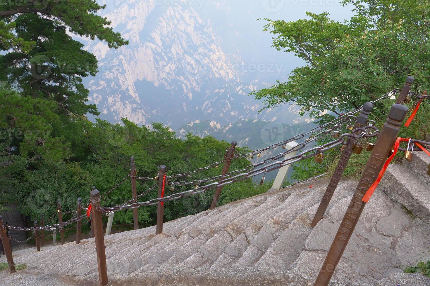 escada íngreme no sagrado monte taoísta de montanha huashan, China foto