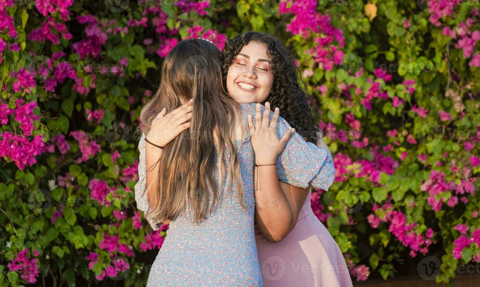 dois mulheres amigos abraçando, menina parabenizando e abraçando dela amigo, mulheres dia conceito foto