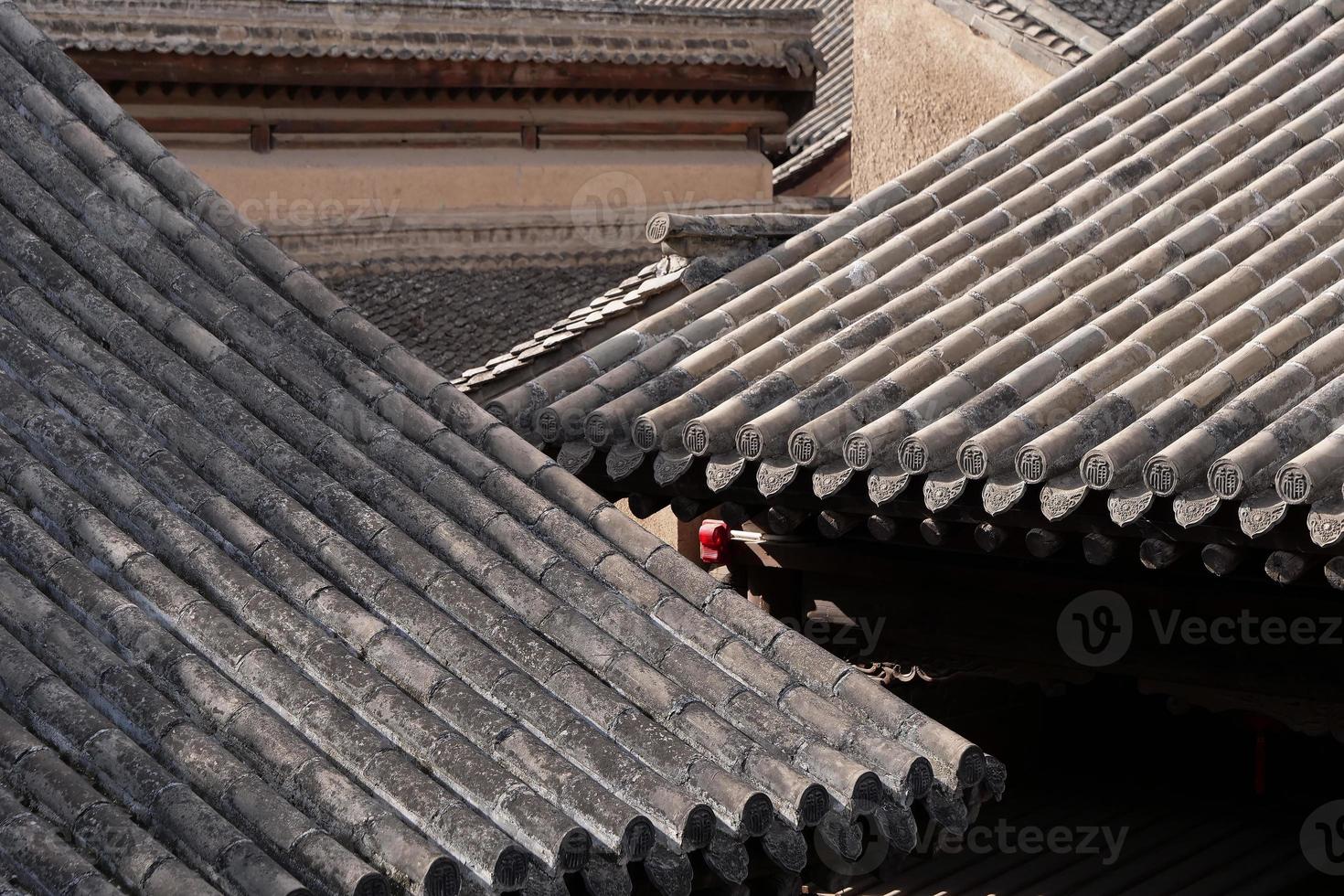 telhado de telha em tianshui folk arts museum hu shi folk house, gansu china foto