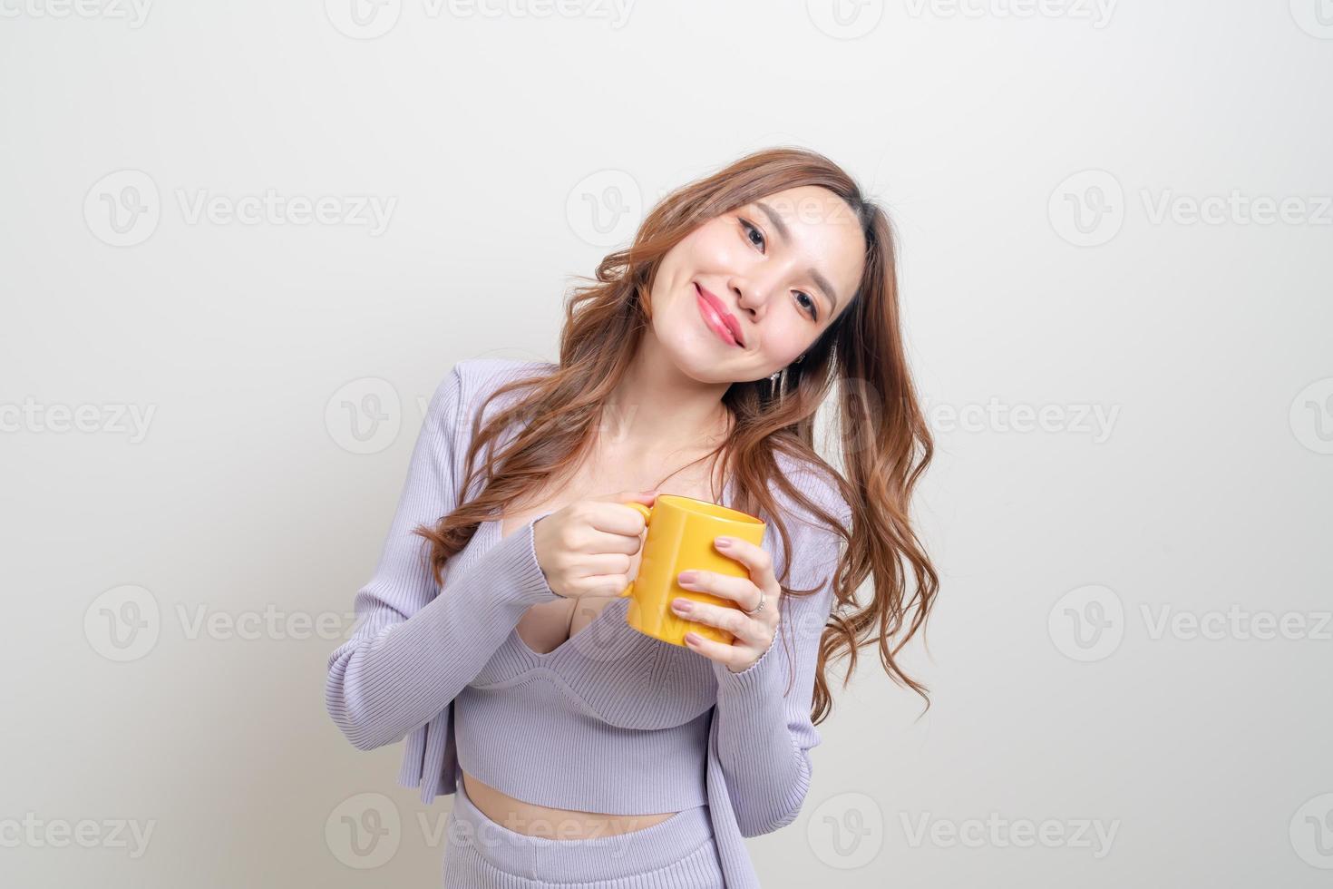 retrato linda mulher asiática segurando uma xícara de café ou caneca foto