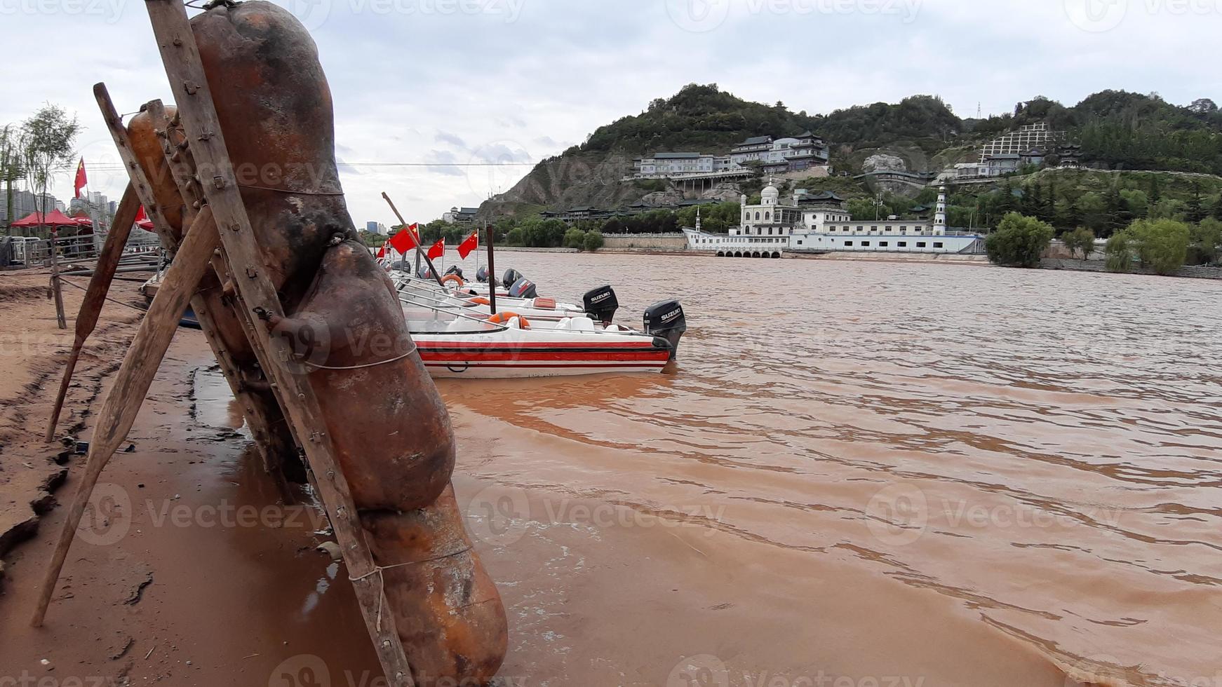 jangada de pele de carneiro junto ao rio amarelo em lanzhou gansu china foto