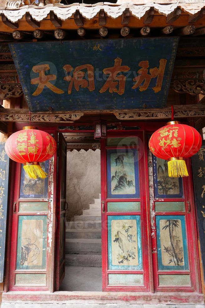 templo em tianshui wushan cavernas com cortina de água, gansu china foto