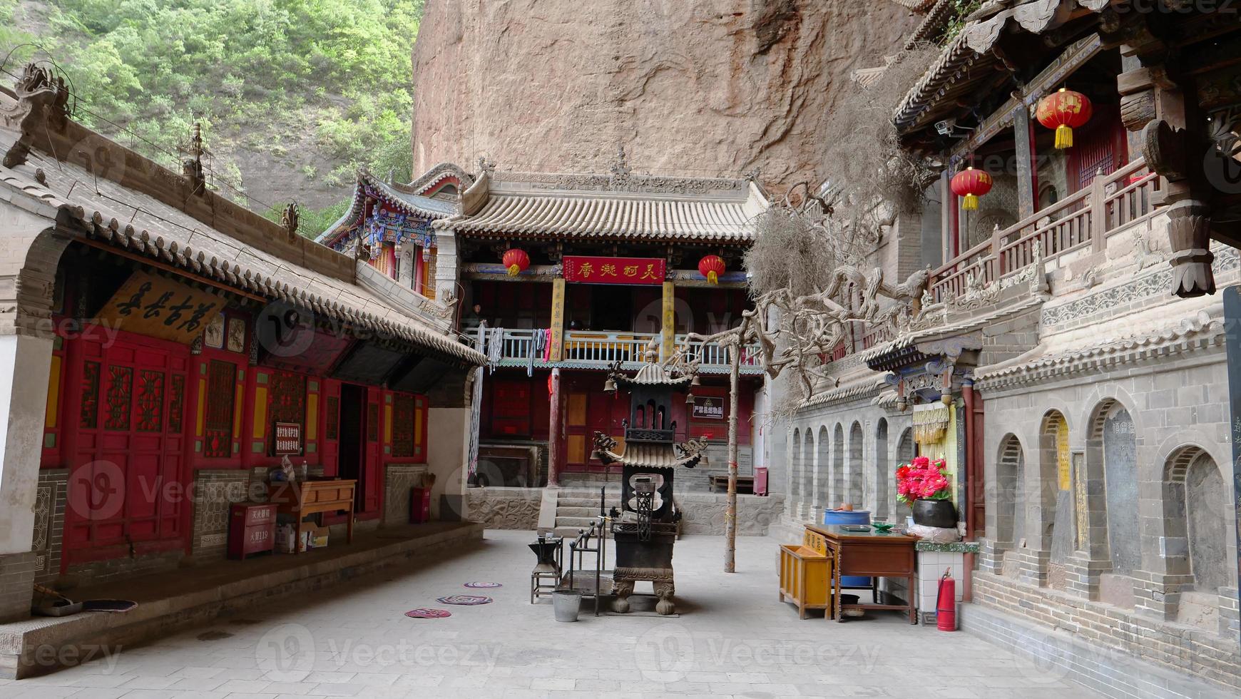 templo em tianshui wushan cavernas com cortina de água, gansu china foto