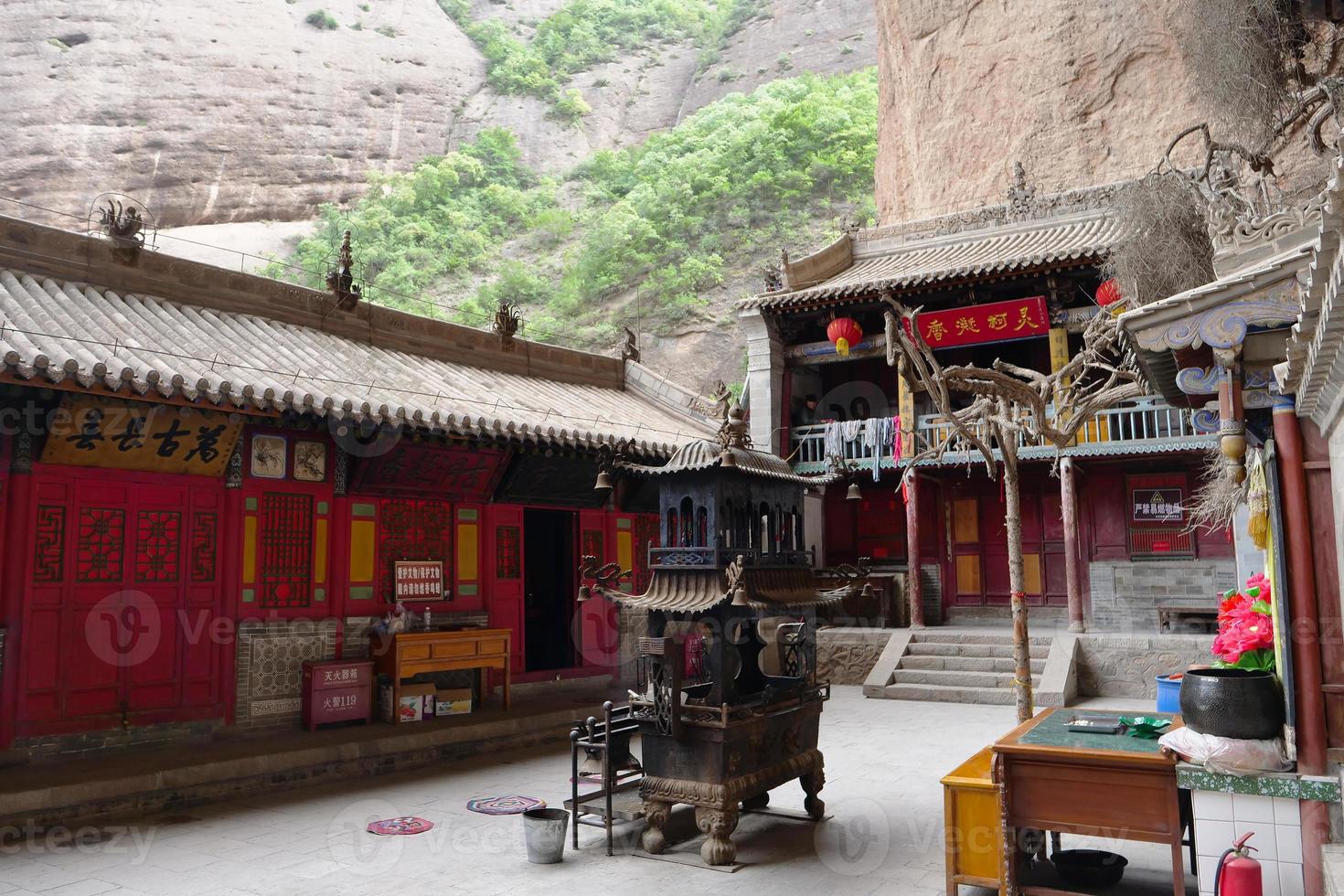 templo em tianshui wushan cavernas com cortina de água, gansu china foto