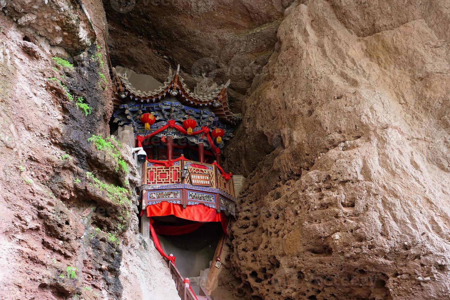 templo em tianshui wushan cavernas com cortina de água, gansu china foto