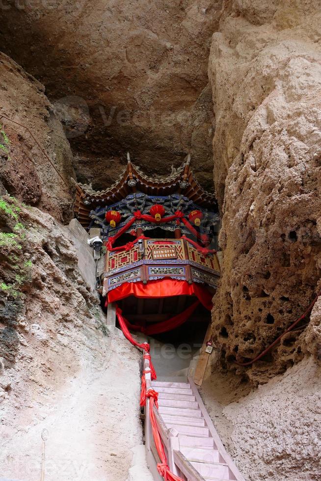 templo em tianshui wushan cavernas com cortina de água, gansu china foto