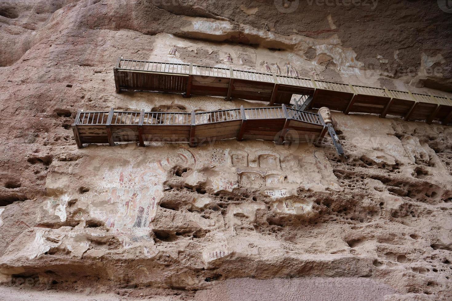 pintura em relevo da gruta do templo em tianshui wushan china foto