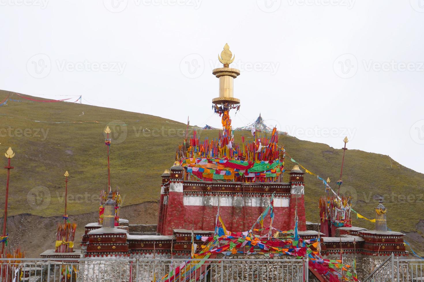 templo budista tibetano na província de laji shan qinghai, china foto