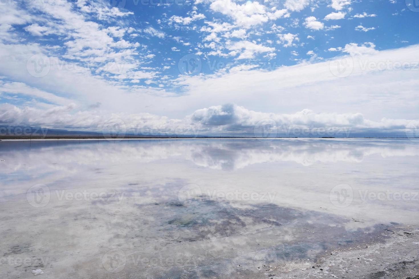 majestosa bela paisagem do lago sal Caka em qinghai china foto