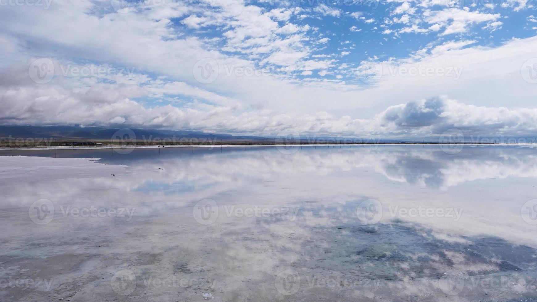 majestosa bela paisagem do lago sal Caka em qinghai china foto