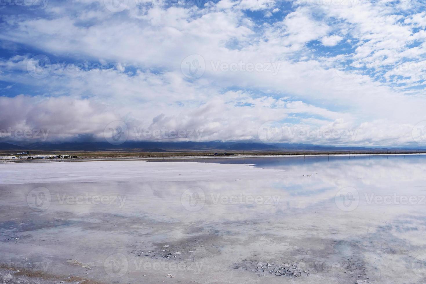 majestosa bela paisagem do lago sal Caka em qinghai china foto