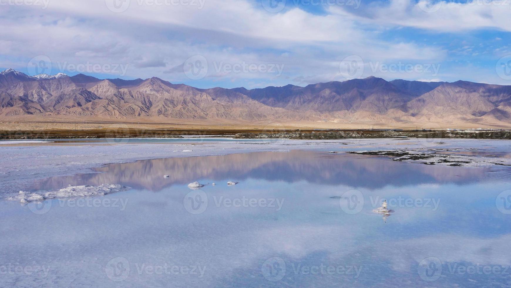 bela paisagem natural vista do lago de sal esmeralda em qinghai china foto