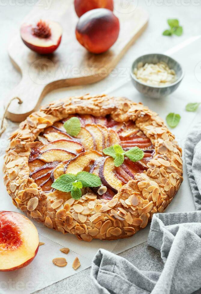 caseiro Galette com pêssegos. foto