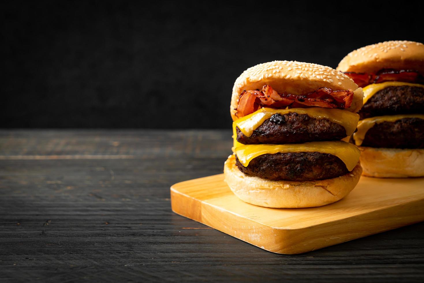 hambúrguer ou hambúrguer de carne com queijo e bacon foto