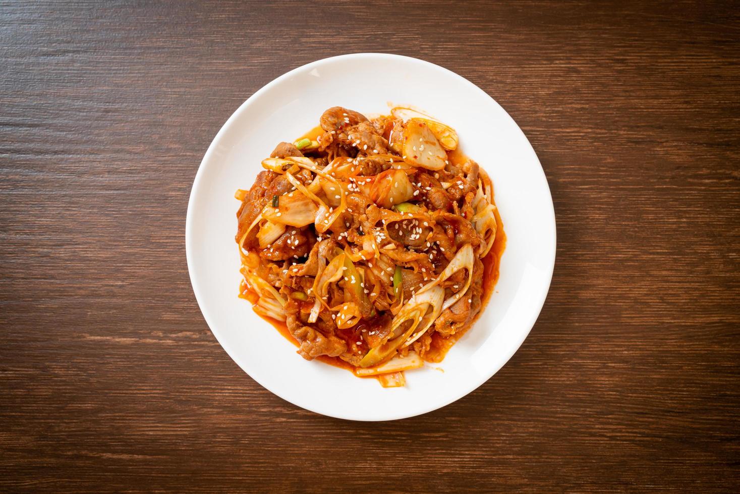 Carne de porco frita com pasta de especiarias coreanas e kimchi foto