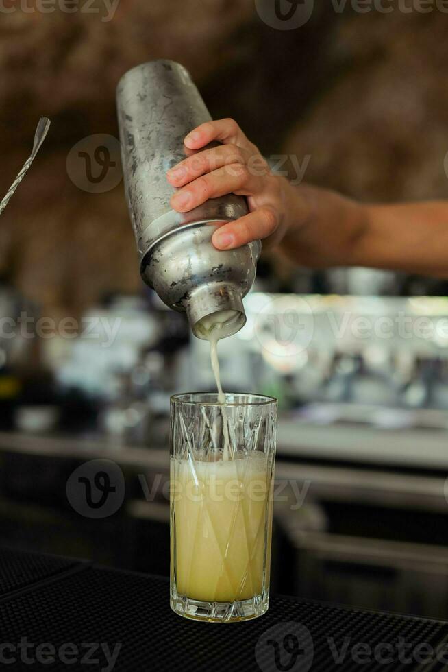 daiquiris coquetéis fez de uma profissional barman foto