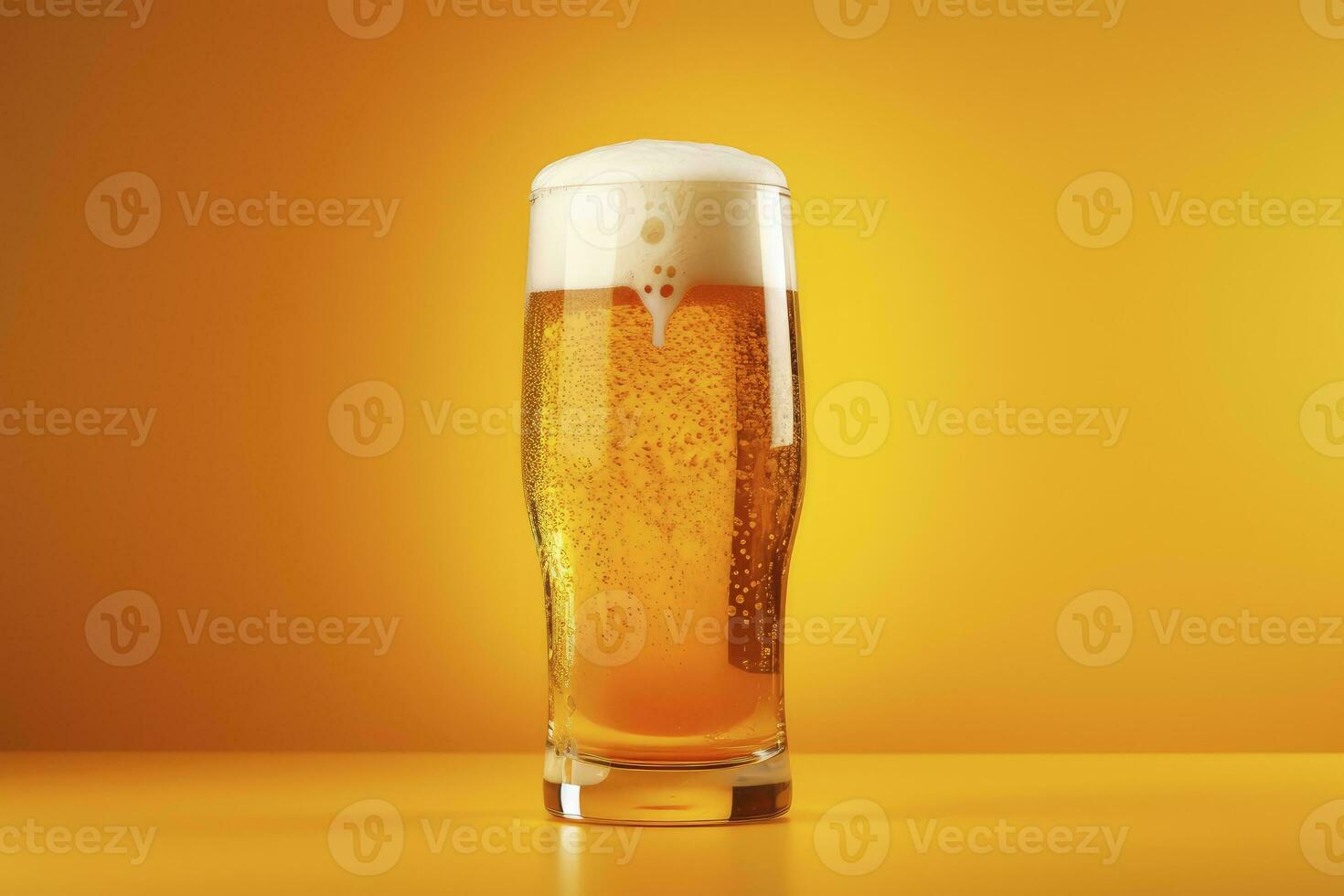 Cerveja vidro com cheio Cerveja isolado com uma amarelo fundo. ai gerado foto