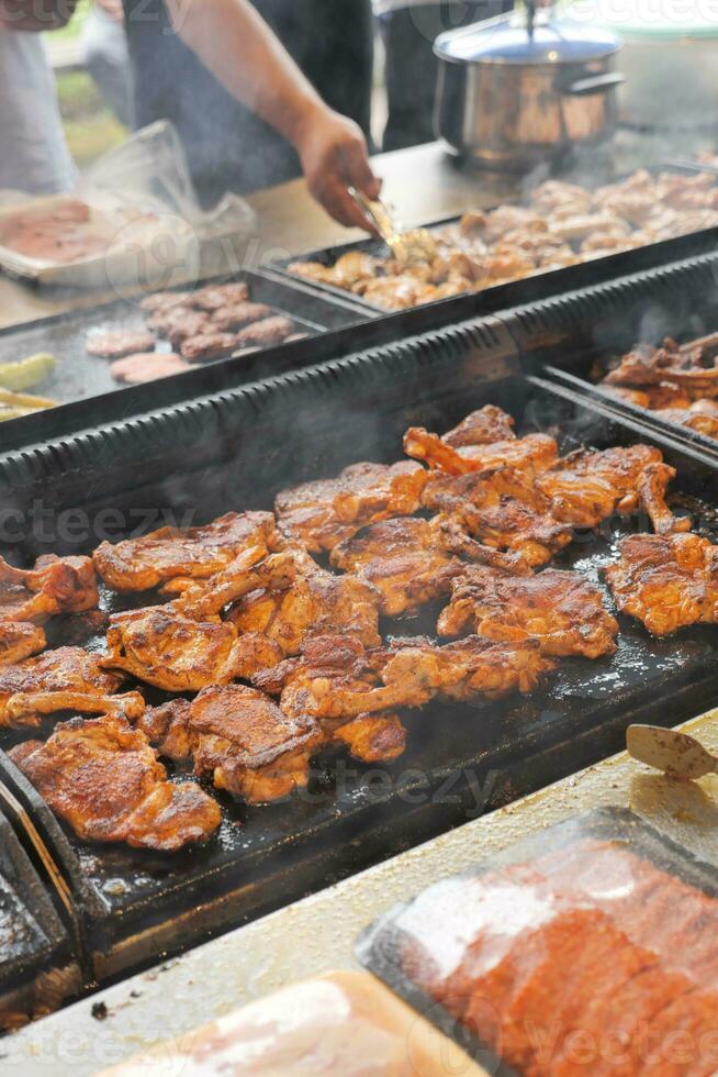 carne e frango bifes em a grade com chamas. foto