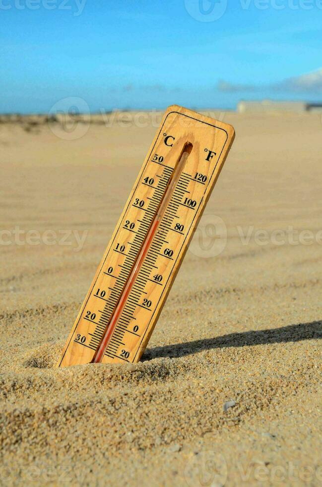 uma termômetro dentro a areia foto