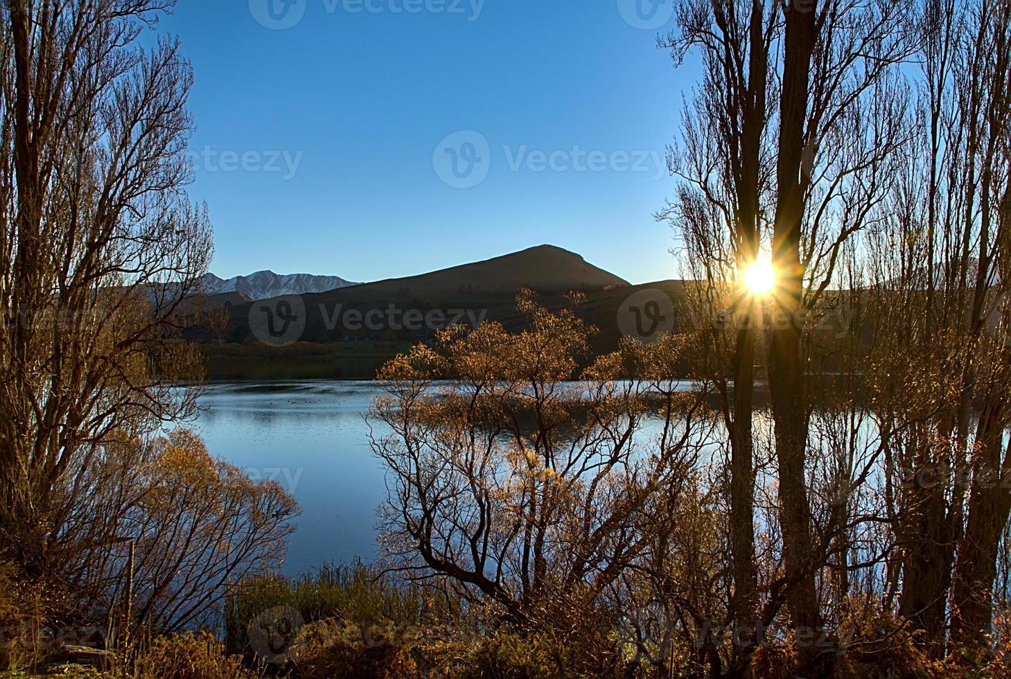 pôr do sol do outono em um lago foto