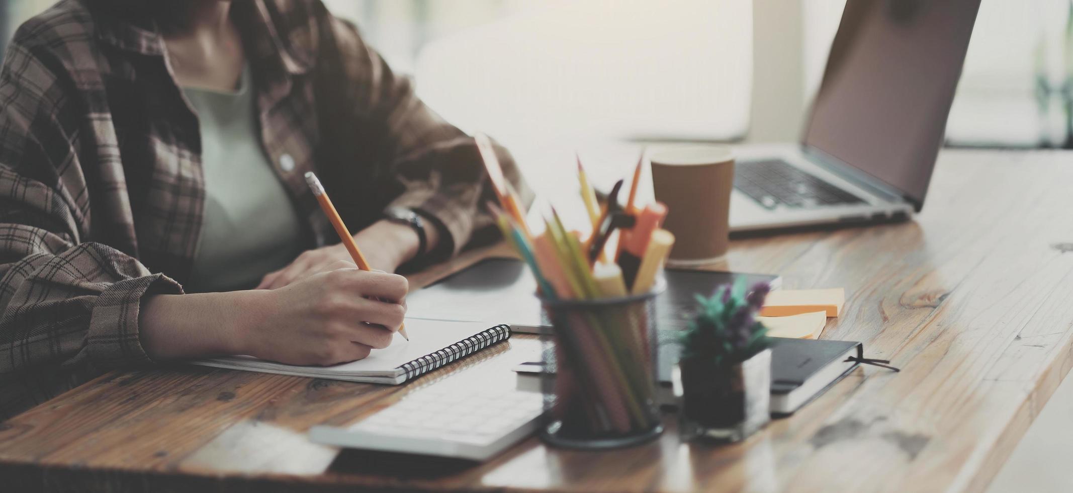 mãos do gerente financeiro tomando notas ao trabalhar no relatório foto