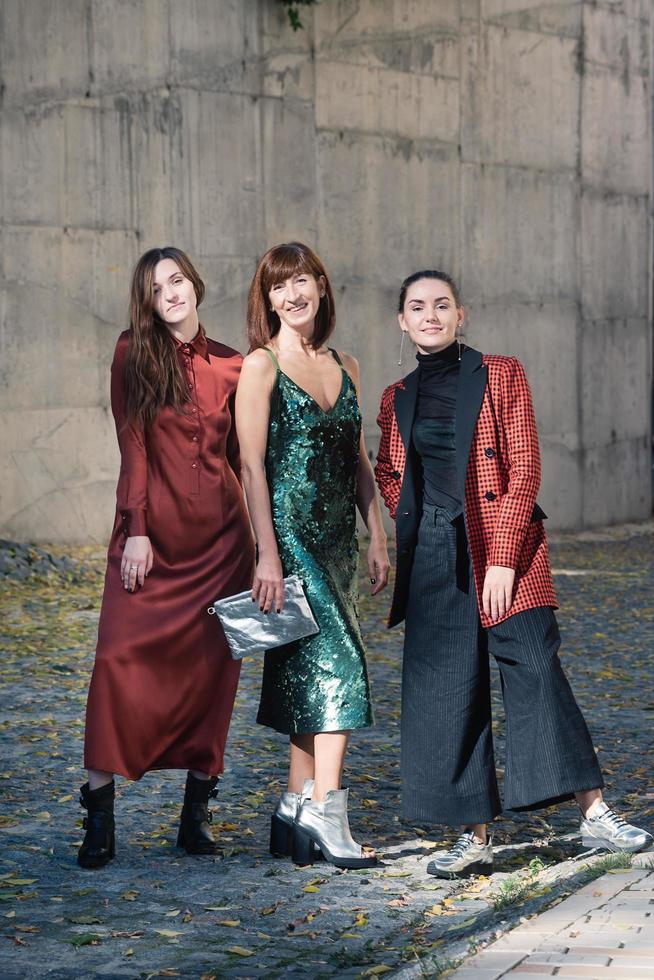 estilo de rua de moda de três mulheres bonitas foto