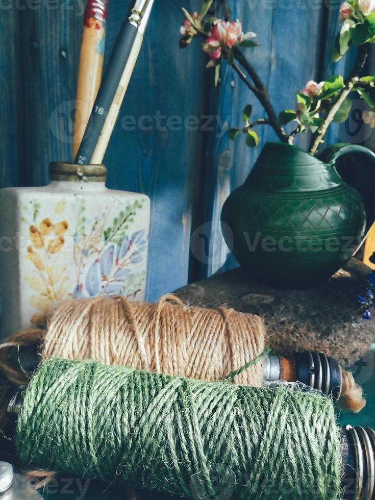 natureza morta composição floral carretel de costura verde, galho de maçã foto