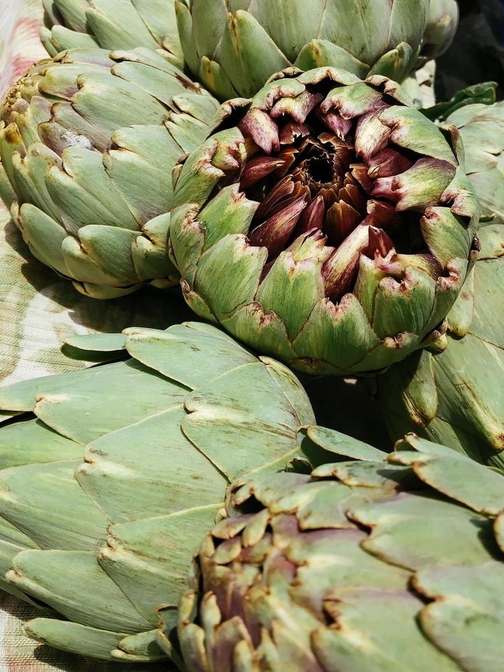 alcachofras frescas na feira ao ar livre foto