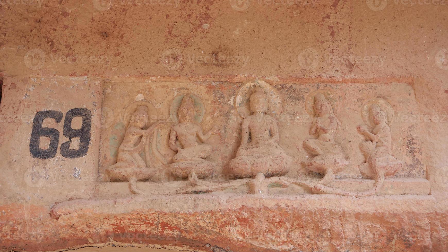 escultura de grutas budistas no agitado templo de Lanzhou Gansu, China foto