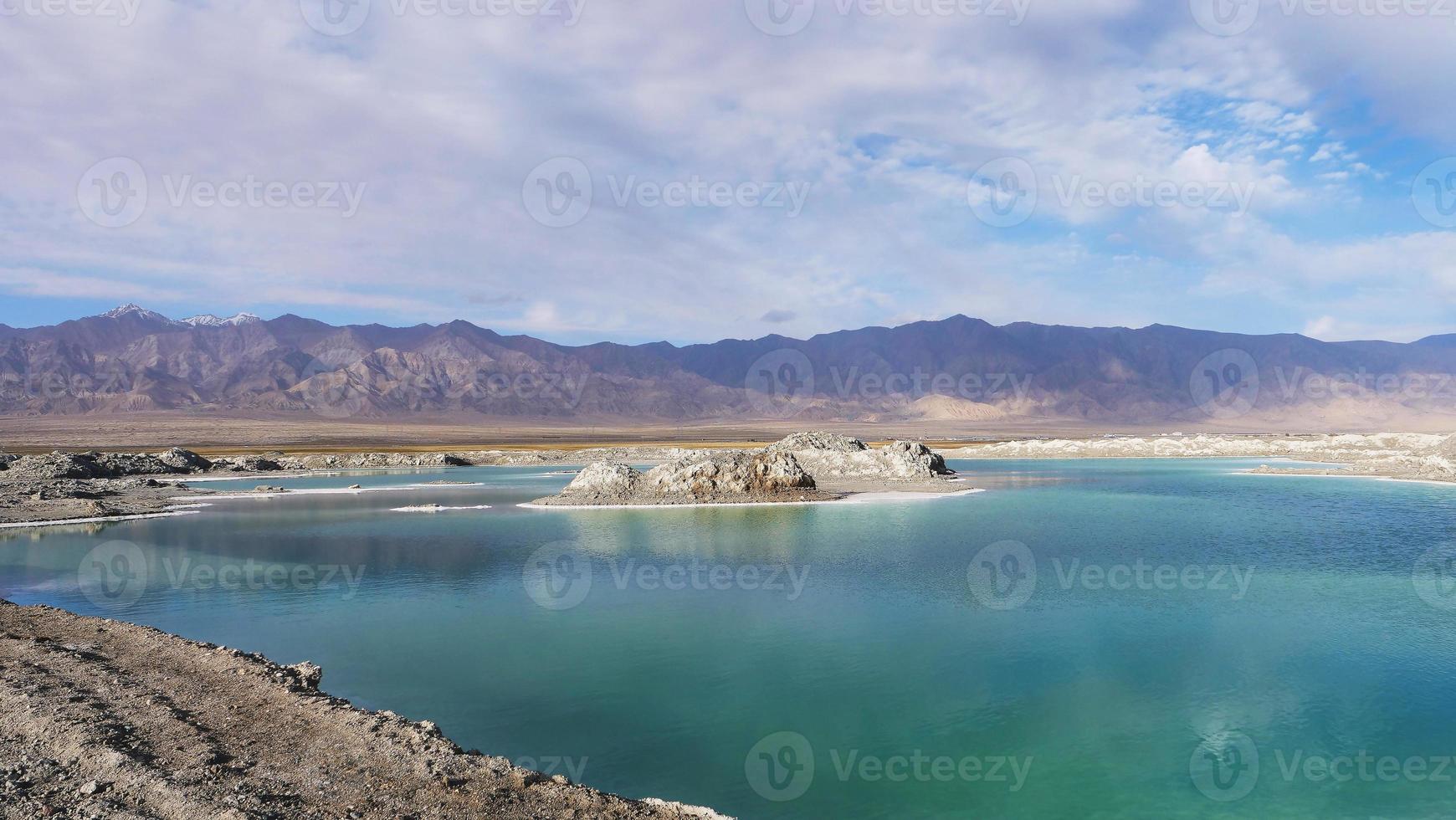 bela paisagem natural vista do lago de sal esmeralda em qinghai china foto