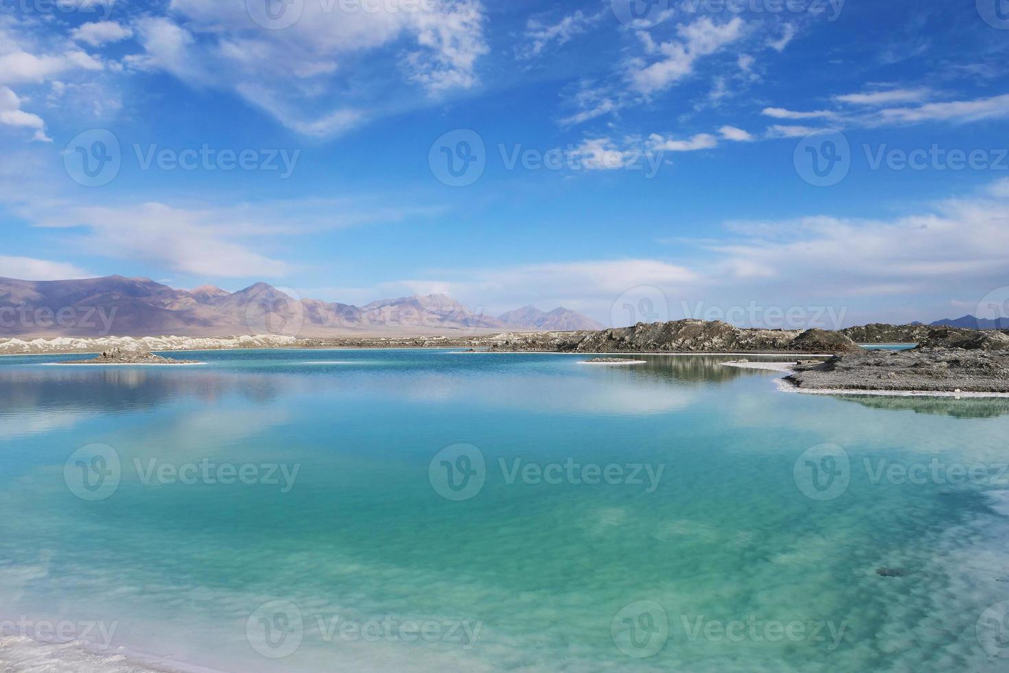 bela paisagem natural vista do lago de sal esmeralda em qinghai china foto