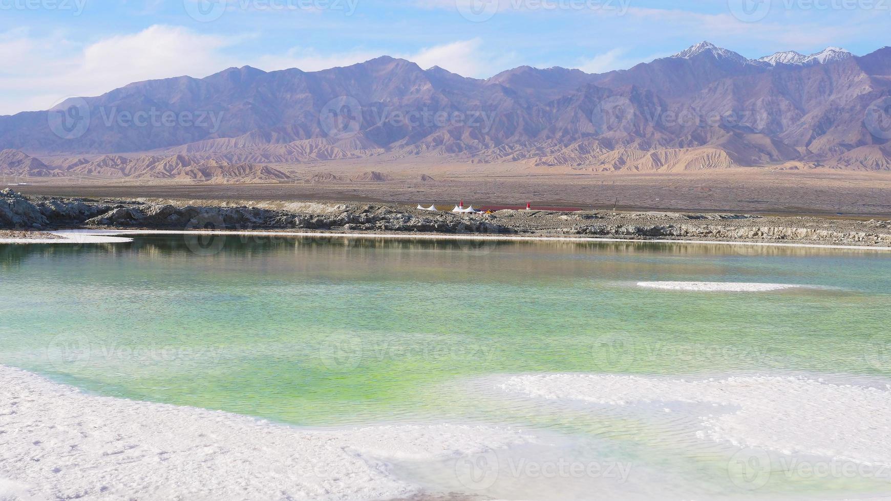 bela paisagem natural vista do lago de sal esmeralda em qinghai china foto