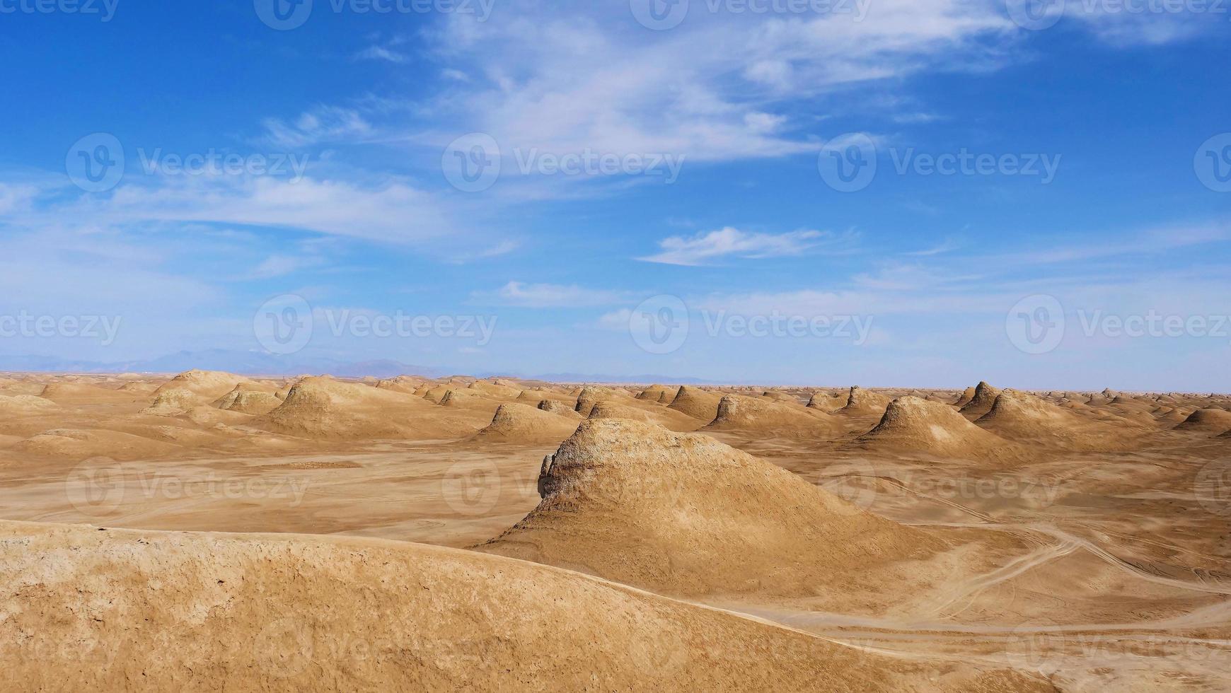 forma de relevo ardang e céu azul ensolarado em dunhuang gansu china foto