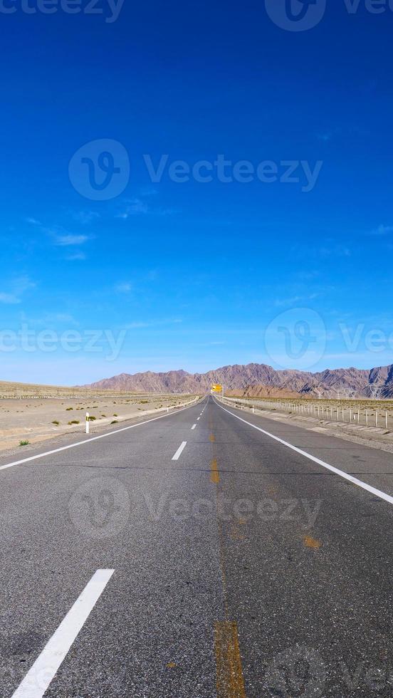 vista da paisagem do lindo céu azul e da rodovia em gansu cina foto