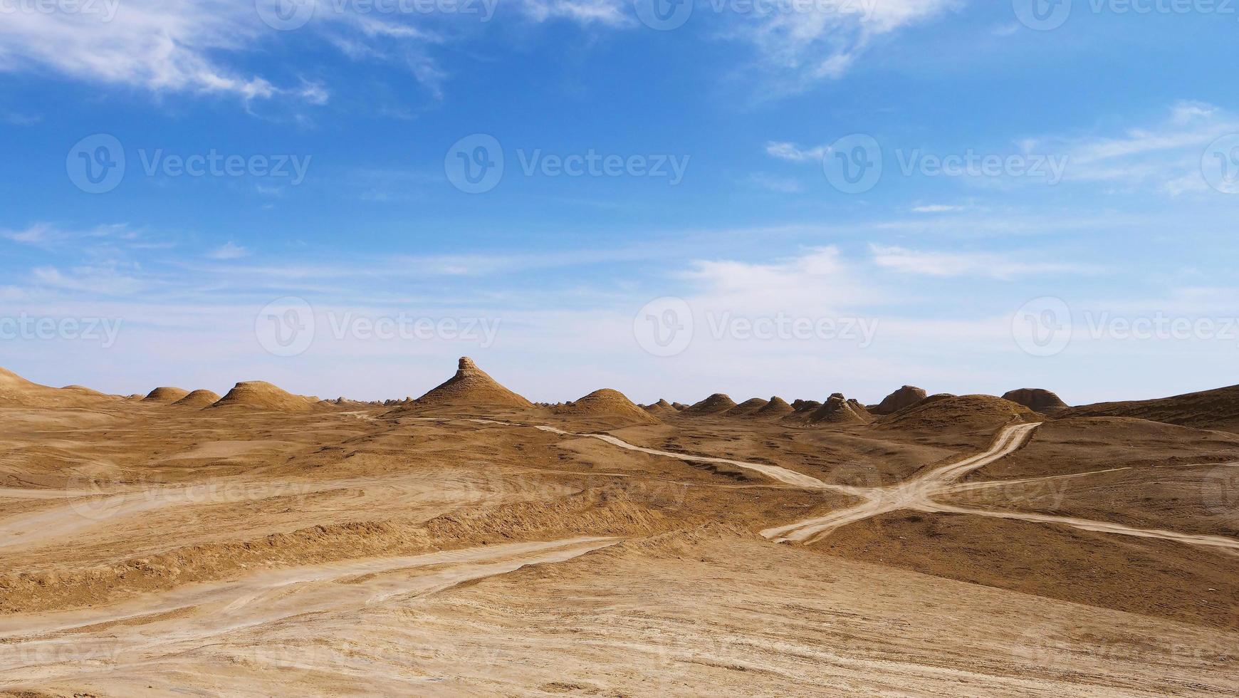 forma de relevo ardang e céu azul ensolarado em dunhuang gansu china foto