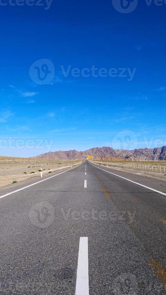 vista da paisagem do lindo céu azul e da rodovia em gansu cina foto