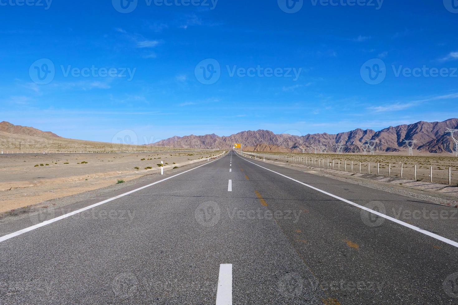 vista da paisagem do lindo céu azul e da rodovia em gansu cina foto