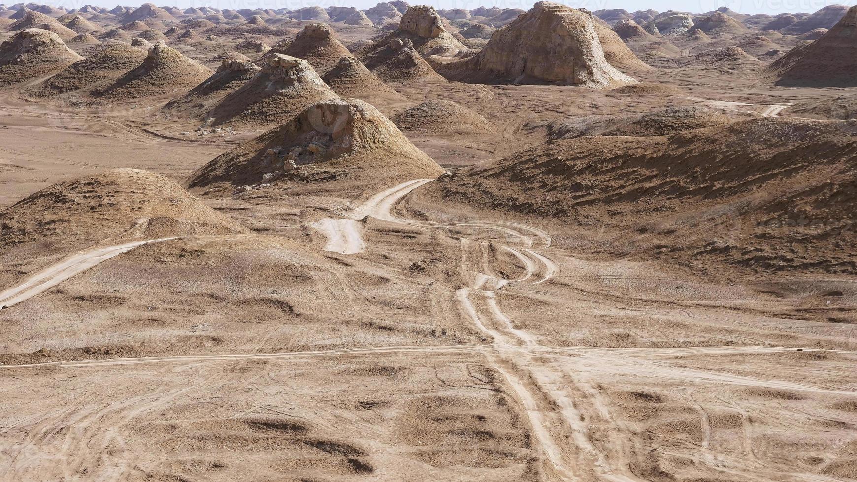 forma de relevo de yardang e céu azul ensolarado em dunhuang gansu china foto